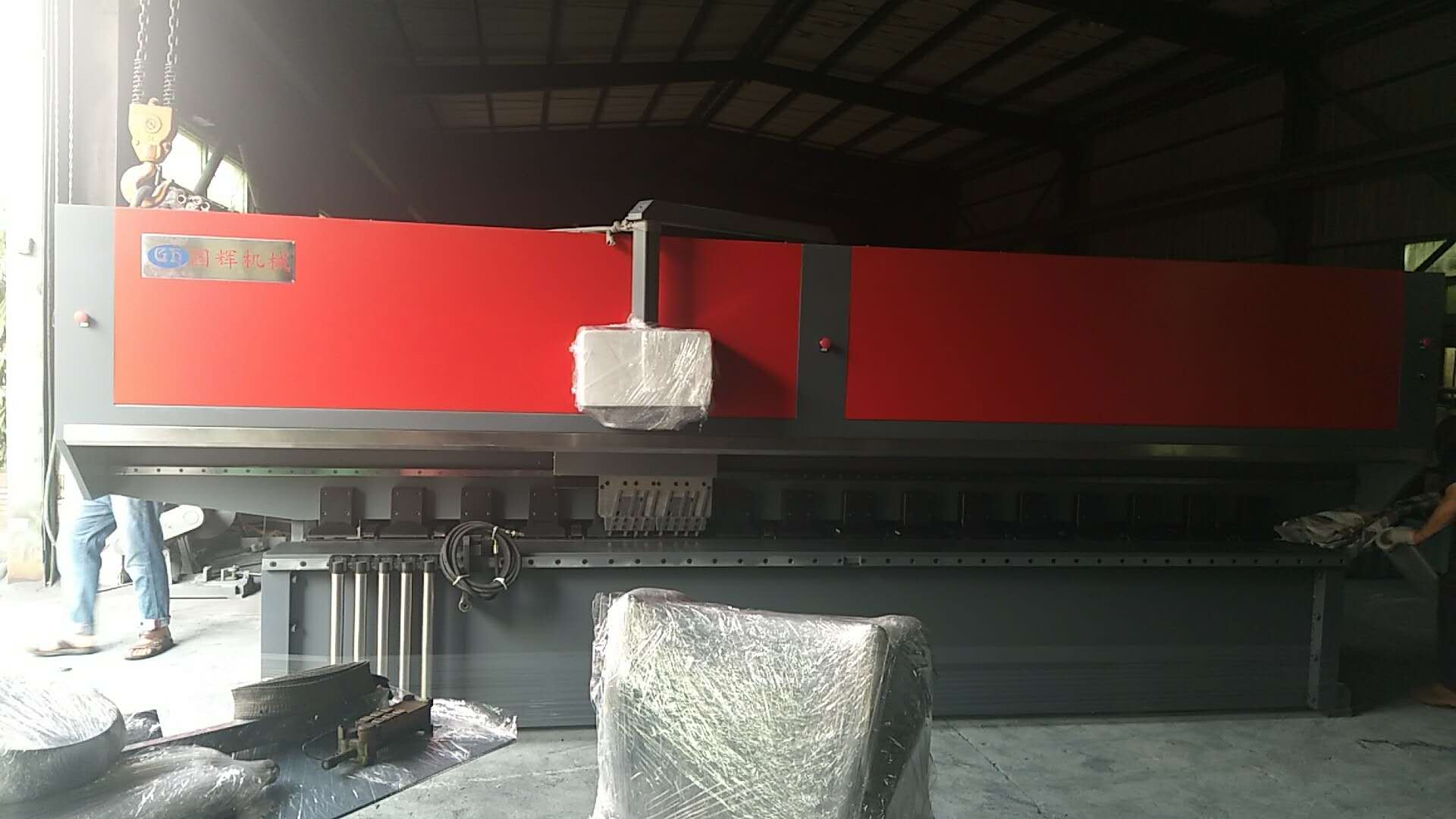 機(jī)器打包中，即將裝車送至客戶