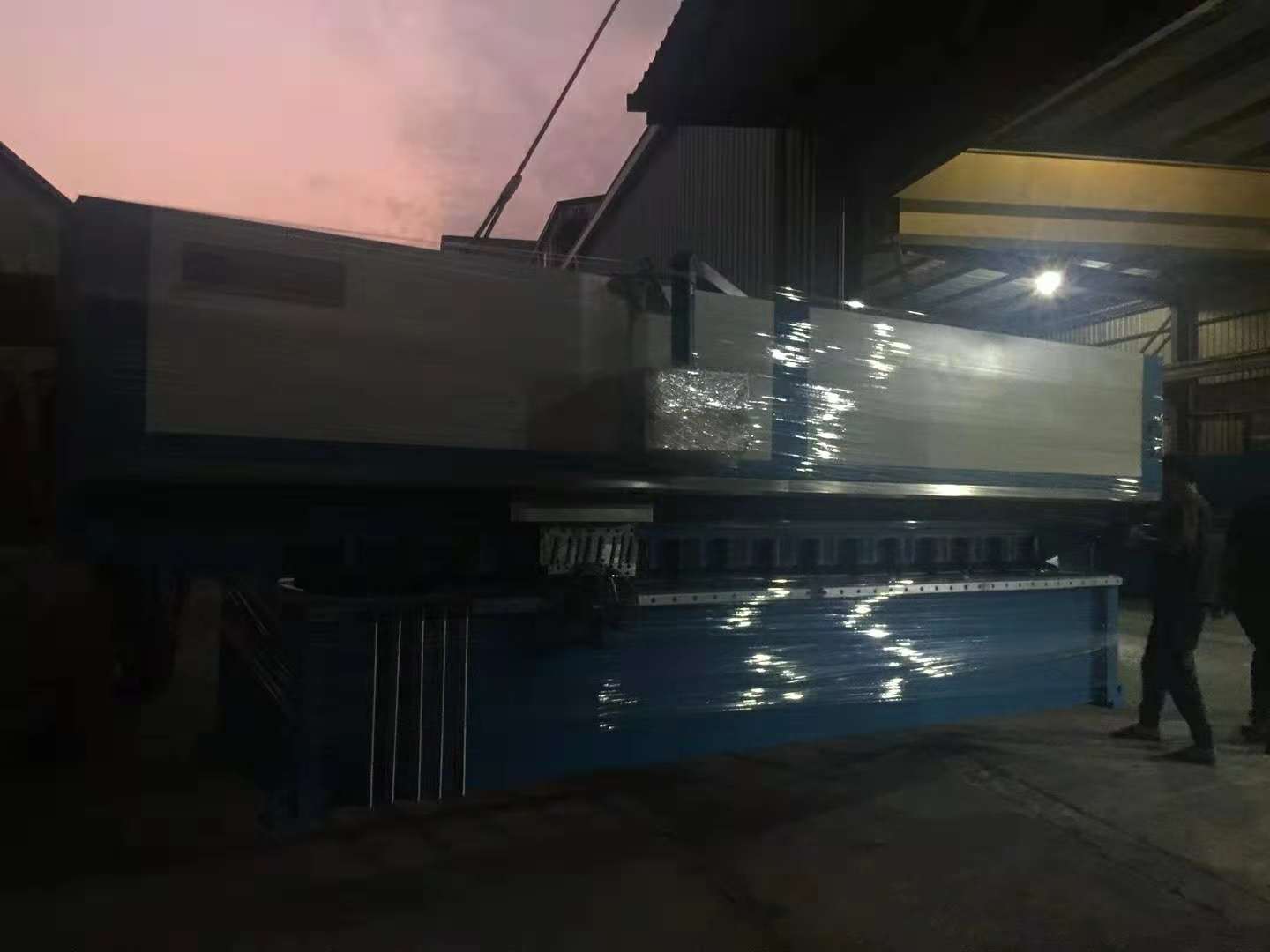 國輝機(jī)械兩臺(tái)4米雙頭刨槽機(jī)發(fā)往廣州番禺