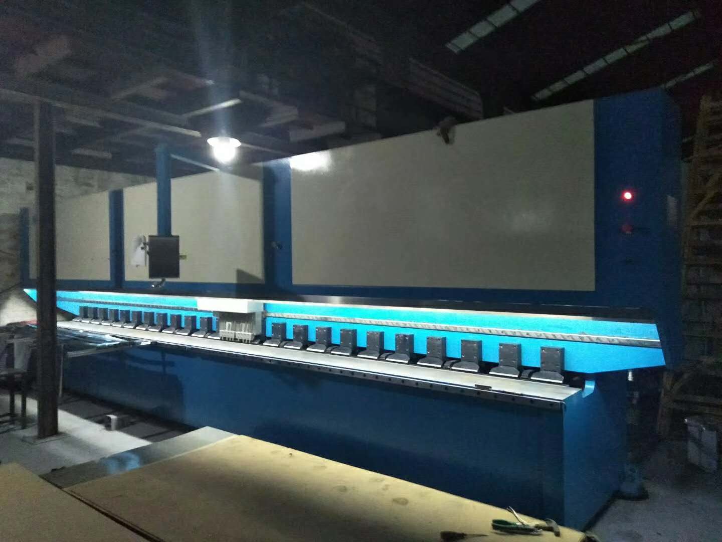 國輝刨槽機連環(huán)出機走一波